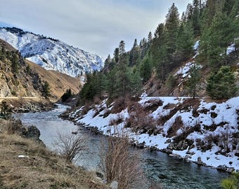 Grafika ścienna do druku z motywem zimowej rzeki – Spokojna fotografia przyrodnicza, wydruk z niebieskim krajobrazem, minimalistyczna dekoracja ścienna, natychmiastowe pobranie