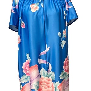 muumuu dress old lady So why do we call this a Muumuu? Well, linguistic spread & tourism, mostly.  Your granny might have worn Muumuus as they were popularized in the US as  house dresses, maternity wear & nightgowns, but