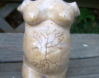 Gesprenkelte Creme Bauch Skulptur mit Baum des Lebens Schnitzerei - auf Bestellung gefertigt