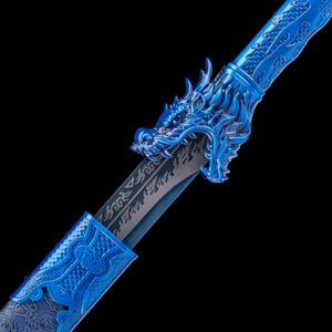 Peut inclure: Gros plan sur une épée décorative bleue avec une tête de dragon sur la poignée. La lame présente des motifs gravés. L'épée est dans un fourreau bleu avec des détails ornés. Le fond est noir.