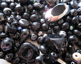 200 Black crackle glass beads B47