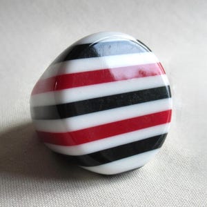 Vintage 70's striped red, black and white lucite ring size L retro Mod (20872)