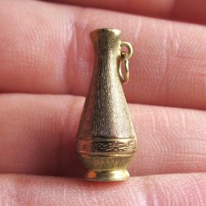 Vintage 70-tals vas i 9 karat gult guld, berlock, knoppblomvas 375 (11856)