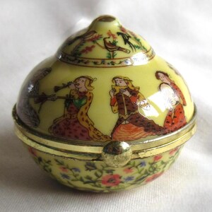 Vintage 90's Del Prado fine porcelain pill box trinket box ep.52 hand finished musicians hinged opening gold tone (28008)