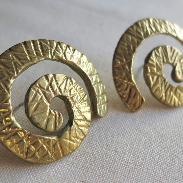 Vintage 80's lg swirl stud earrings gold tone textured studs pierced (12999)