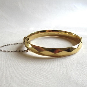 Vintage 50&#39;s 9ct gold metal core bangle hinged opening with safety chain 35.75g (13533)