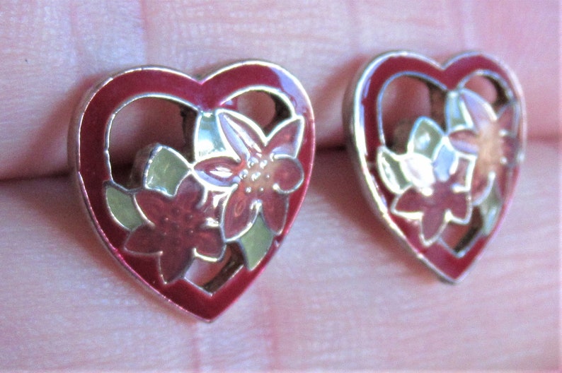7912 Vintage 80/'s heart shaped flower cloisonne stud earrings silver tone studs