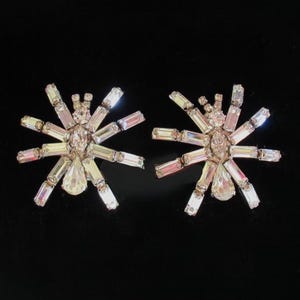 Boucles D'oreilles Clips Années 1950 Doré Lucite - Fleur De Lys Made In France - Vintage Rétro