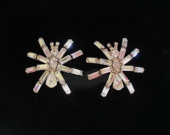 Clips anciens métal doré, strass et cabochon verre rouge