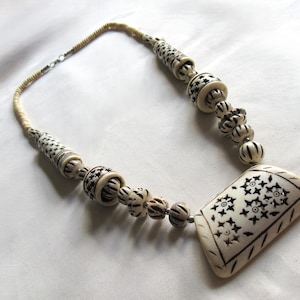 Vintage 60&#39;s carved bovine bone beaded statement necklace 26&quot; (28306)