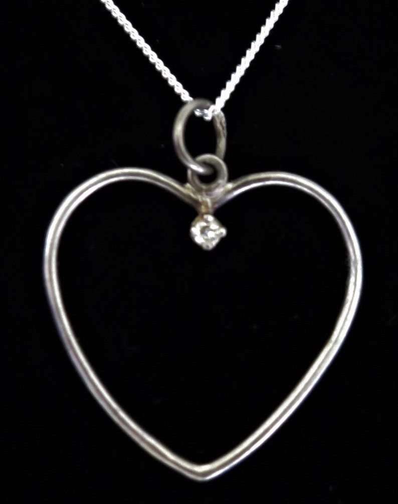 9592 Vintage 80/'s sterling silver heart shape pendant set with a clear stone necklace chain 20 inches love valentine 925