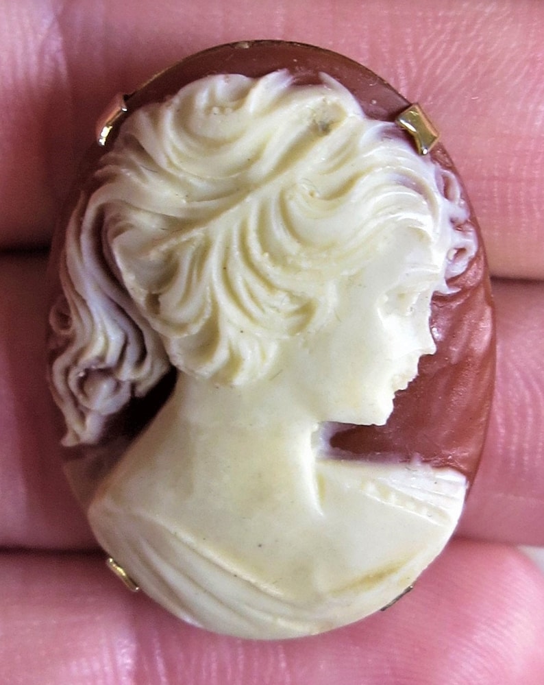 7067 Vintage 70/'s acrylic cameo brooch pin pink and cream gold tone