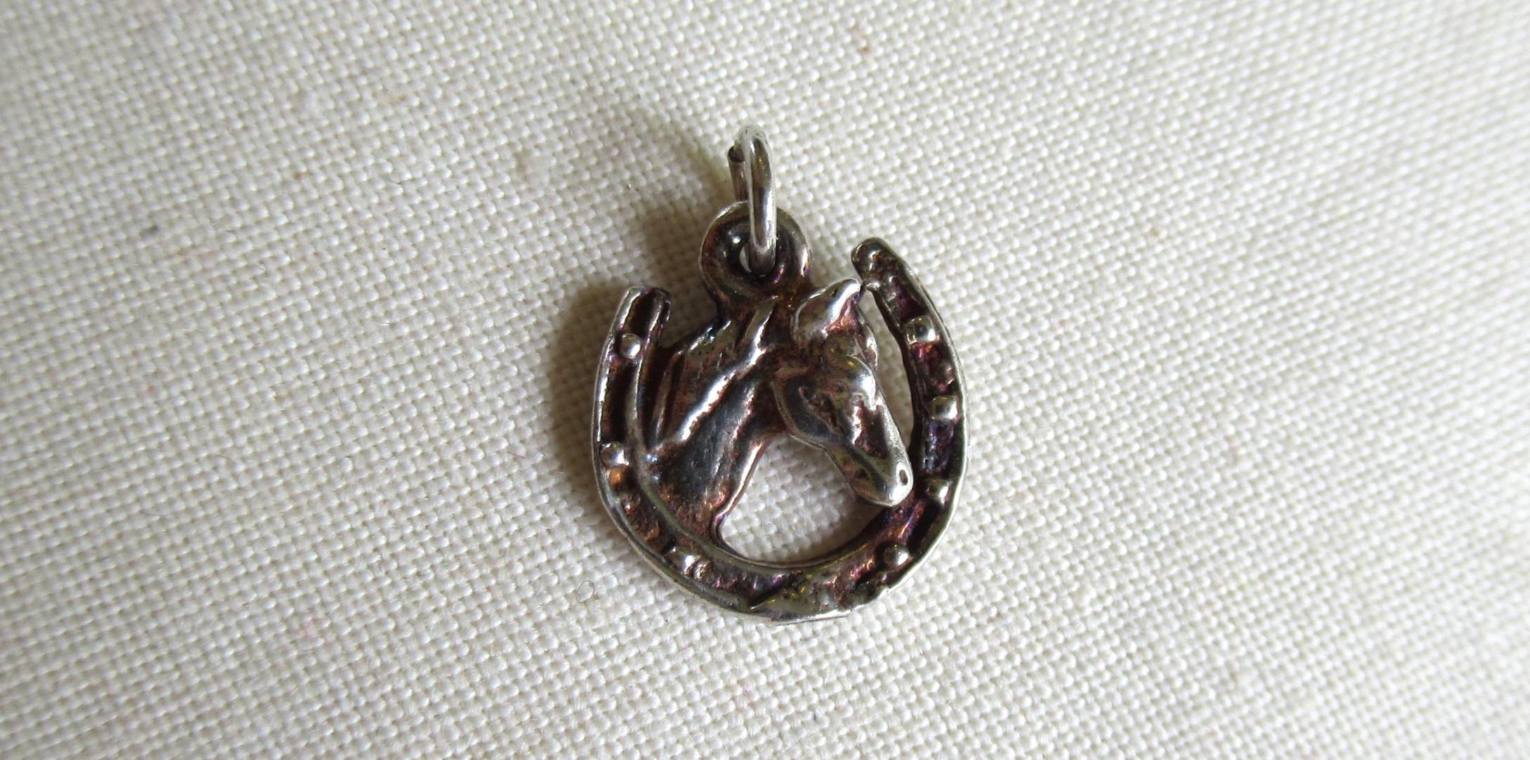 Breloque en métal tête de mort pirate 14x13 mm argent vieilli x1
