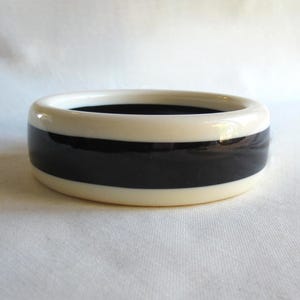 Vintage 60's black and white stripe plastic bangle Mod stackable (15950)