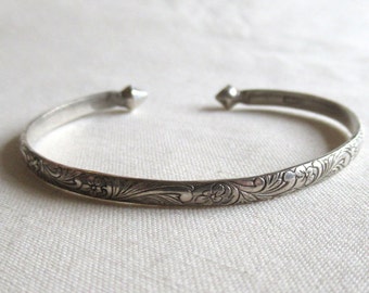Vintage 60's embossed flowers and swirls torque bangle silver tone (25748)