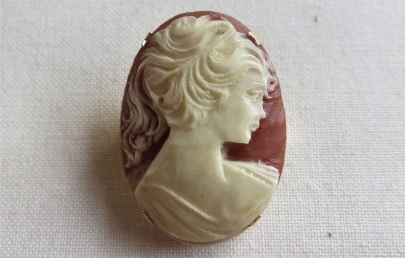 7067 Vintage 70/'s acrylic cameo brooch pin pink and cream gold tone