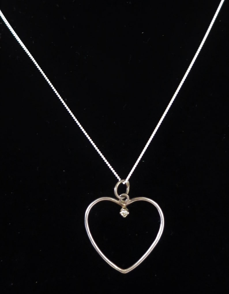 9592 Vintage 80/'s sterling silver heart shape pendant set with a clear stone necklace chain 20 inches love valentine 925
