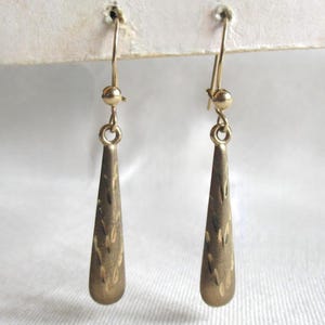 Vintage 80&#39;s 9ct yellow gold teardrop drop dangle earrings brushed finished with diamond etching 375 (28228)