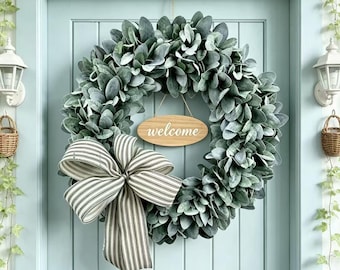 Ghirlanda artificiale di orecchie d'agnello con fiocco in tessuto a righe, cartello di benvenuto in stile rustico, neutro, adatto a tutte le stagioni, da appendere alla porta d'ingresso o alla parete, 40 cm × 40 cm.