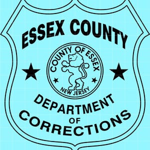Könnte beinhalten: Ein schildförmiges Emblem mit den Worten "ESSEX COUNTY DEPARTMENT OF CORRECTIONS" in Schwarz. Das Emblem zeigt ein rundes Siegel mit einem Löwen und den Worten "COUNTY OF ESSEX NEW JERSEY". Zwei schwarze Sterne flankieren das Siegel.