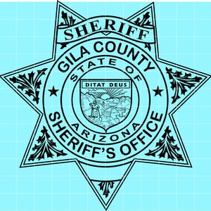 Puede incluir: Insignia de Sheriff en blanco y negro del condado de Gila, Arizona. La insignia tiene forma de estrella de seis puntas con las palabras "Sheriff", "Gila County", "State of Arizona" y "Sheriff's Office" en un patrón circular. El centro presenta un escudo con las palabras "Ditat Deus".