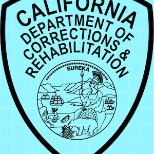 Op de afbeelding: Een schildvormig embleem met de tekst "CALIFORNIA DEPARTMENT OF CORRECTIONS & REHABILITATION" in zwart. Het midden heeft een cirkelvormig ontwerp met een zittende figuur, een beer en het woord "EUREKA". De achtergrond is lichtblauw.