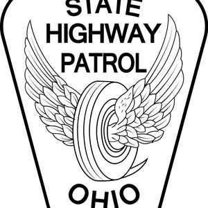 Puede incluir: Un emblema en blanco y negro con forma de escudo que presenta el texto STATE HIGHWAY PATROL en la parte superior y OHIO en la parte inferior. En el centro, un neumático con grandes alas detalladas que se extienden a ambos lados.