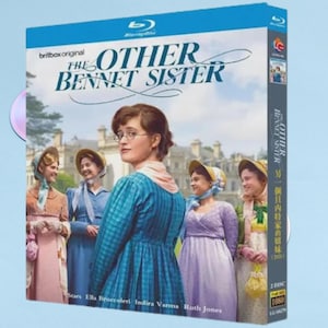 以下が含まれることがあります： 映画「The Other Bennet Sister」のBlu-rayディスクケース。カバーには、青いドレスを着た女性と、時代衣装を着た他の女性が描かれています。タイトルは白で、その上に「britbox original」と書かれています。ディスクには「Blu-ray Disc」と表示されています。