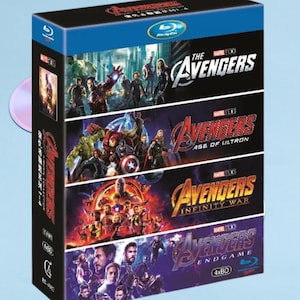 Può includere: Un cofanetto Blu-ray con quattro film Marvel Studios Avengers: The Avengers, Age of Ultron, Infinity War ed Endgame. La scatola è blu e nera con poster e titoli di film.
