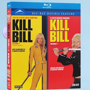 Puede incluir: Un Blu-ray de doble función de "Kill Bill" Volúmenes 1 y 2. El set de cajas presenta un diseño amarillo y rojo con imágenes de una mujer sosteniendo una espada. El texto incluye "Kill Bill" y el nombre del director, Quentin Tarantino.