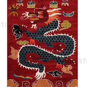 以下が含まれることがあります： 詳細なドラゴンデザインが施された長方形の赤いラグ。ドラゴンは主に黒い斑点のある濃い青色で、赤い頭と白い爪があります。ラグには金、オレンジ、緑の装飾要素があります。