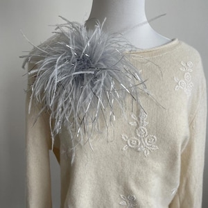 Puede incluir: Una tabla de cortar de madera hecha a mano con un acabado natural. La tabla presenta un borde vivo, mostrando la veta y forma únicas de la madera. Mide aproximadamente 45 cm de largo y 30 cm de ancho.