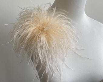 Spilla in piuma di struzzo marabù color champagne, elegante accessorio da sera realizzato a mano.