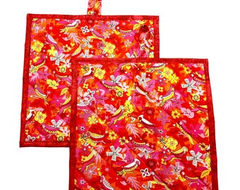 Juego de agarraderas acolchadas, estampado rojo, 8,5" x 8,5"