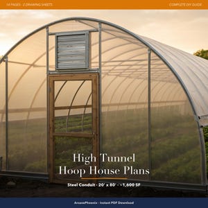 Peut inclure: Une serre tunnel avec une structure en métal et une bâche en plastique translucide. L'avant présente une porte en bois et une grille de ventilation carrée. Le texte indique : High Tunnel Hoop House Plans, Steel Conduit 20' x 80' ~1,600 SF.