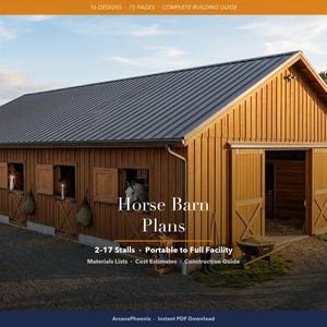 Op de afbeelding: Een digitaal document getiteld Horse Barn Plans met 16 ontwerpen, 75 pagina's en een complete bouwgids. De omslag toont een houten schuur met een donker metalen dak, meerdere stallen met paarden en tekst over 2-17 stallen.