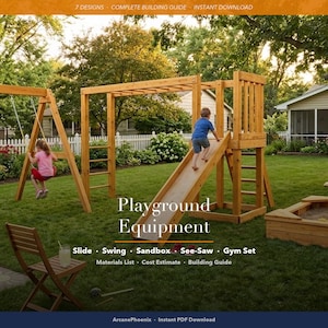 Op de afbeelding: Een houten buitenspeelset met een glijbaan, schommel, zandbak en klimrek. De tekst luidt: 7 DESIGNS - COMPLETE BUILDING GUIDE - INSTANT DOWNLOAD, Playground Equipment, Slide - Swing - Sandbox - See-Saw - Gym Set, Materials List - Cost Estimate - Building Guide, ArcanePhoenix - Instant PDF Download.
