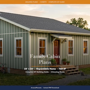 Op de afbeelding: Een gelijkvloerse hut met saliegroene verticale gevelbekleding, een donker pannendak en een rode voordeur. De tekst luidt: Family Cabin Plans, 24' x 32', Expandable Home, 768 SF, Complete DIY Building Guide, 3 Drawing Sheets, ArcanePhoenix.