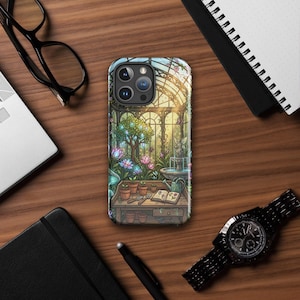 Può includere: Custodia per telefono con una colorata illustrazione di un interno di serra. Il design include una fontana, piante in vaso e un tavolo con attrezzi da giardinaggio. La custodia ha una finitura lucida.