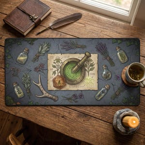 Puede incluir: Alfombrilla de escritorio rectangular con un tema de boticario de fantasía. La alfombrilla muestra un mortero y una maja con contenido verde, manojos de hierbas, botellas de pociones y un dado. El fondo es una textura de piedra gris oscuro con hiedra verde.