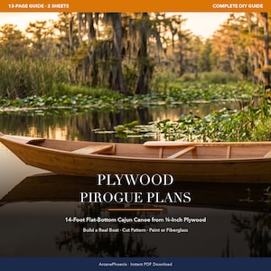 Może przedstawiać: Drewniana piroga unosząca się na spokojnej wodzie na tle lasu. Tekst głosi: 13-PAGE GUIDE 2 SHEETS, COMPLETE DIY GUIDE, PLYWOOD PIROGUE PLANS, 14-Foot Flat-Bottom Cajun Canoe from 1/4-Inch Plywood, Build a Real Boat.
