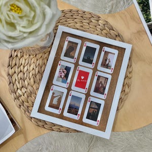 Puede incluir: Un collage de fotos enmarcado en blanco con inserciones de fotos en forma de cartas de juego. El collage incluye varias fotos y una tarjeta roja con el texto "My favorite". El collage está sobre una superficie tejida.