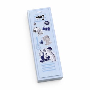 Puede incluir: Una caja de almacenamiento rectangular de color azul claro diseñada para parecerse a una taquilla escolar. La superficie frontal presenta varias pegatinas, incluyendo un perro de dibujos animados con auriculares, una cámara, una estrella, labios e ilustraciones de personas con el texto "Milo" y "Aire".