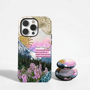 Op de afbeelding: Een smartphonehoesje en een bijpassende ronde telefoonhouder met een collageontwerp van een bergketen, een gele zon, roze bloemen en witte bloesems. De tekst Psalm 121:8, The Lord will watch over your life no matter where you go, both now and forever staat in het midden gedrukt.