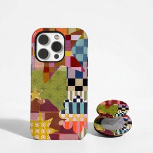 Pode incluir: Uma capa para smartphone e um suporte circular dobrável a condizer com um design de patchwork multicolorido. O padrão inclui várias formas geométricas, secções axadrezadas, motivos florais e ícones de estrelas em tons de verde, rosa, laranja e azul.