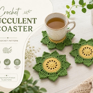 Pode incluir: Aparadores de crochê suculentas em verde e amarelo, com um desenho de girassol. Uma caneca de chá está em um aparador. A imagem inclui o texto "Crochet Succulent Coaster" e "Crochet Pattern".