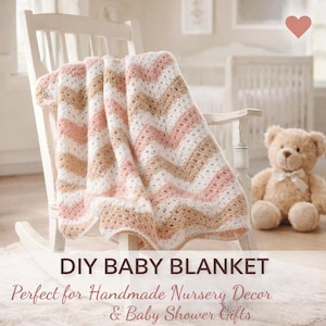 Könnte beinhalten: Eine handgefertigte Babydecke mit Zickzackmuster, drapiert über einem weißen Schaukelstuhl. Die Decke hat abwechselnde Streifen in Weiß, Hellrosa und Beige. Ein Teddybär sitzt in der Nähe. Der Text "DIY BABY BLANKET" ist sichtbar.