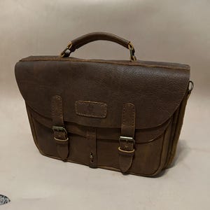 Bolso de mensajero de cuero cosido a mano