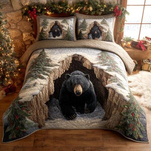 Könnte beinhalten: Gestepptes Bettwäsche-Set mit einem schwarzen Bären, der aus einer Höhle kommt. Die Steppdecke und zwei Kissenbezüge zeigen eine Winterlandschaft mit Schnee, Bäumen und einer Steinhöhle. Die Farbpalette umfasst Braun-, Grün- und Weißtöne.