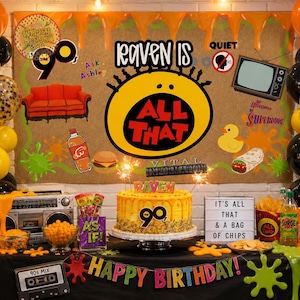 Può includere: Una decorazione per feste a tema anni '90 con una torta gialla con zuccherini, un boombox, una scatola luminosa, palloncini arancioni e neri e uno sfondo decorato con icone anni '90, slime e il testo Raven Is All That.